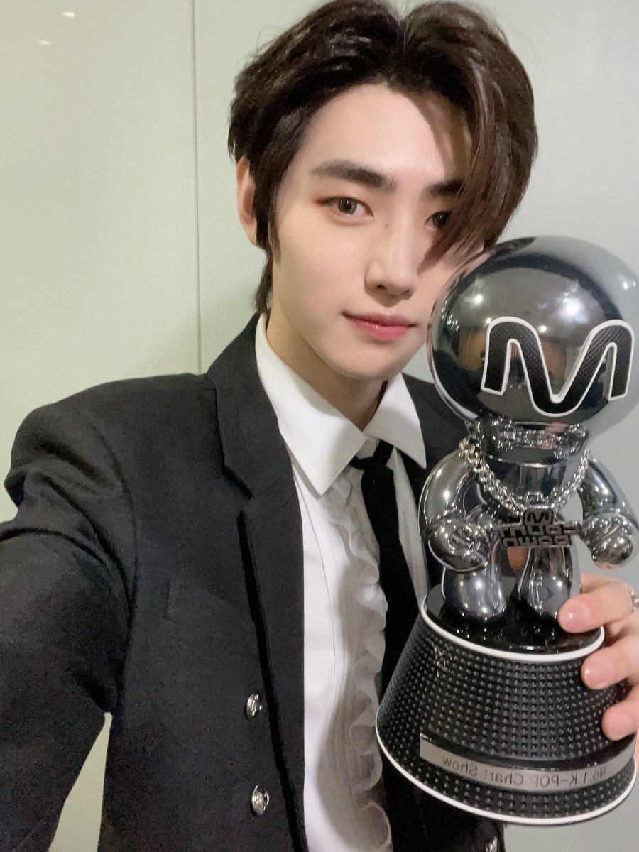 ENHYPEN_members's tweet image. 엔진 오늘 엠카 1위 정말 감사합니다!!
다 엔진 덕분이에요~❤️❤️ 
#SUNGHOON #ENHYPEN #ENGENE #BiteMe #DARKBLOOD