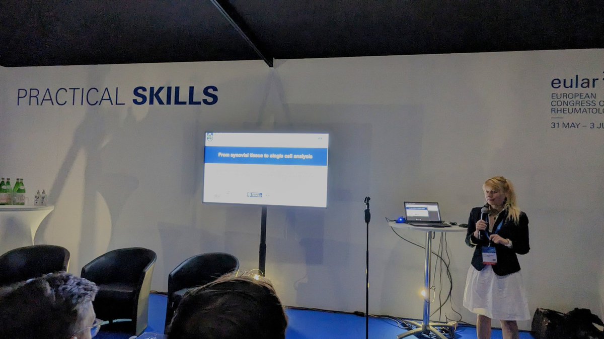 Room full for <a href="/DrMariola/">Prof Mariola Kurowska-Stolarska lab</a> explaining tips and tricks about synovial tissue processing for #scRNAseq

#EULAR2023 <a href="/eular_org/">EULAR</a>