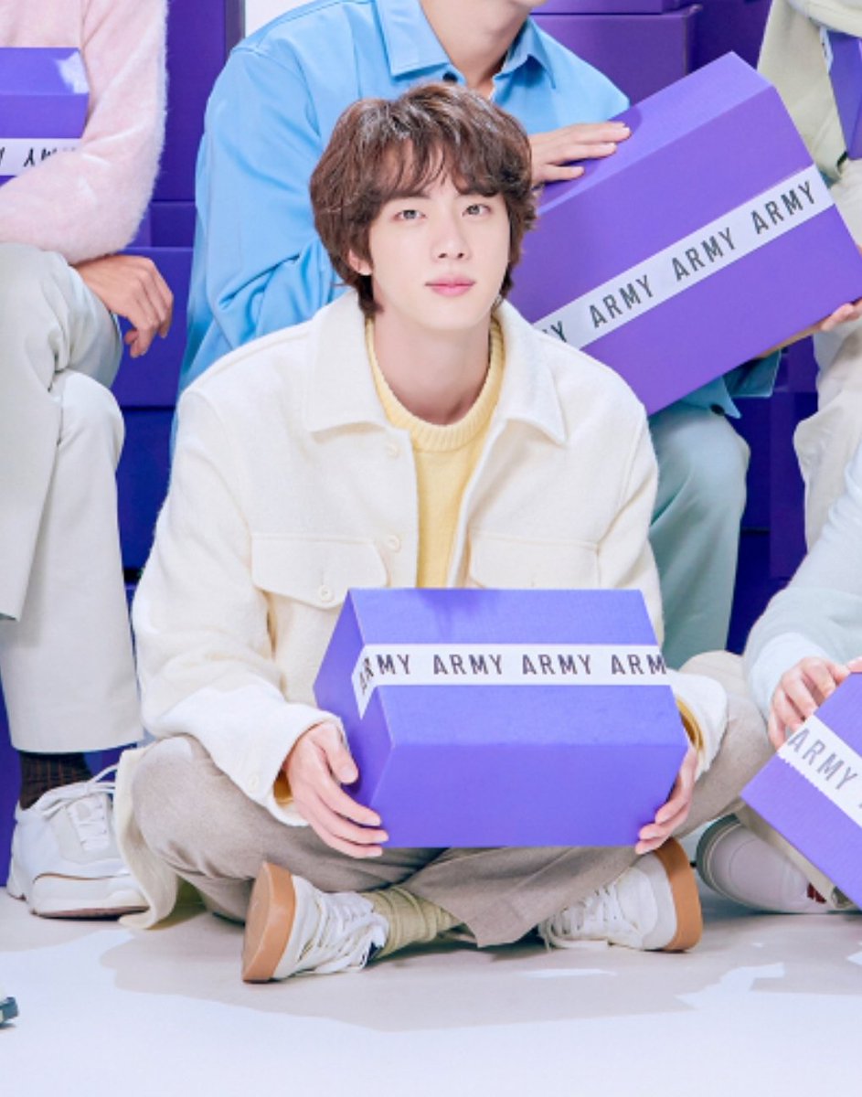 Looks like they're holding a gift box that says 'MY ARMY' 🥹🤍