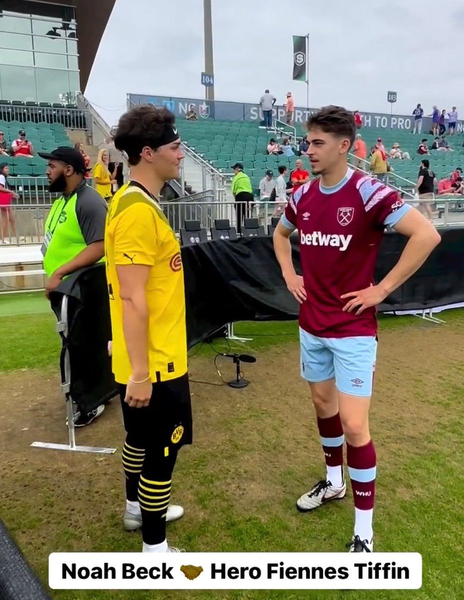 beautiffin's tweet image. Dad pose LMAO