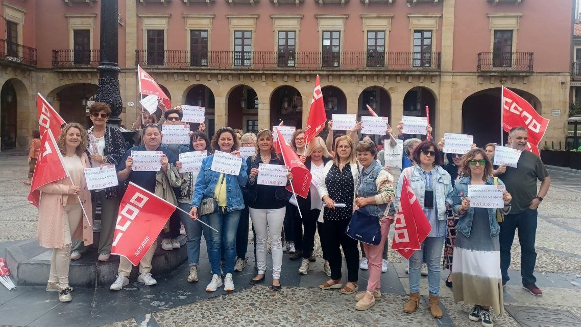 laurasturies's tweet photo. Estuve apoyando a las trabajadoras de los comedores de 0 a 3 años, una vez más. En marzo intentaron bajar personal del contrato con el Ayuntamiento. Ahora, en la nueva licitación, el PSOE no cumplió su promesa de mejorar las ratios de trabajadoras por número de niños y niñas. https://t.co/R2KithRZ8p
