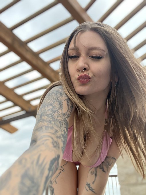 Well hello 😙 https://t.co/AEzoO9MPt2<a href="/tag/altstarawards"class="tags"><span>#altstarawards</span></a>