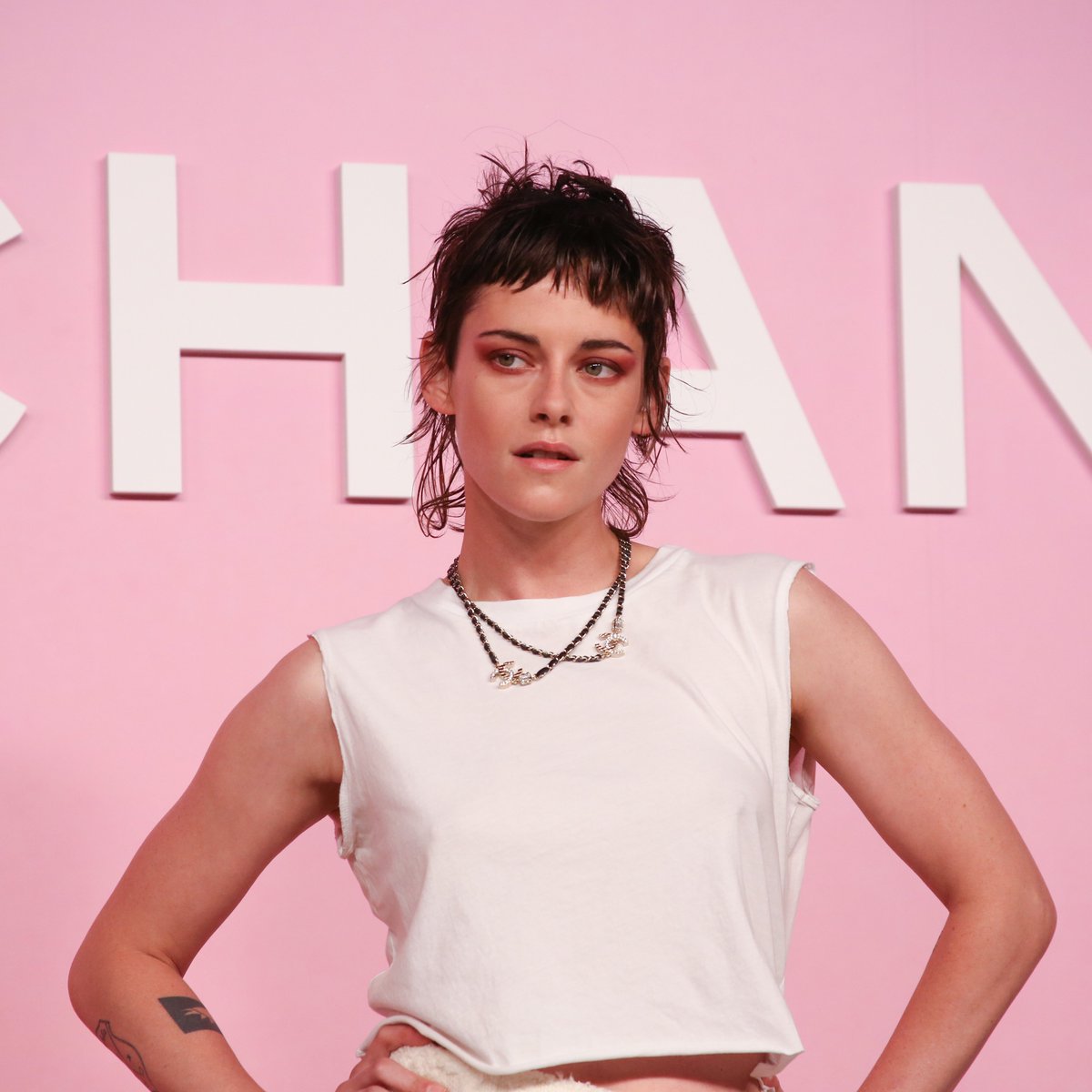 【コレクション取材】東京で開催された「シャネル（#CHANEL）」 2022-23年メティエダール・コレクションでクリステン・スチュワートをキャッチ📸
#CHANELMetiersdArt #CHANELinTokyo #KristenStewart #クリステンスチュワート