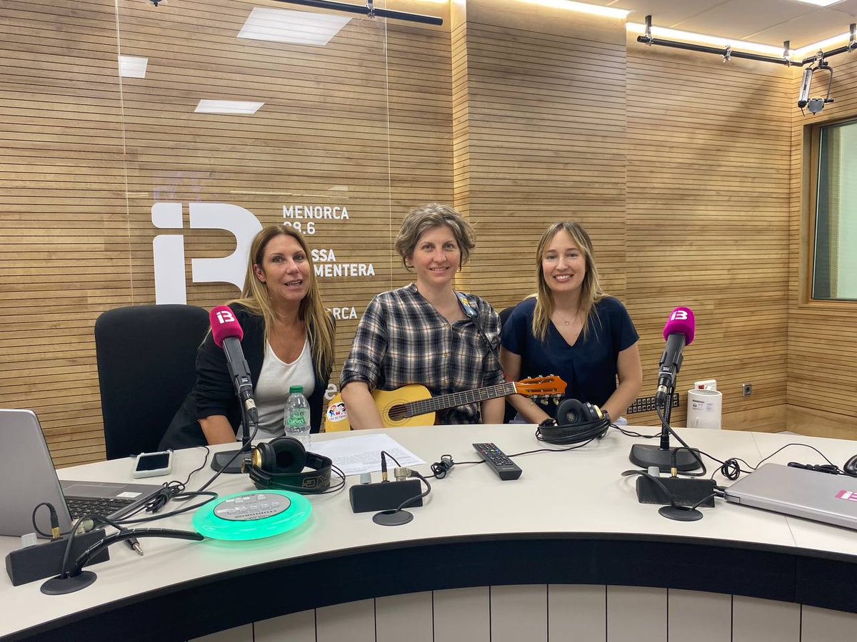 culturamallorca's tweet photo. 🧚‍♀️ D’ençà  que va prendre el vol ara fa 15 anys, La Fada Despistada no s’atura de  nodrir els somnis dels més petits amb les seves cançons🎶

🎙 Avui hem repassat la seva trajectòria professional a @AldiaIB3 

▶️ https://t.co/RLmhZOEwVv

🪄Amb espectacle el 06/05 a Campos #CACIM https://t.co/XaqFwKz4YL