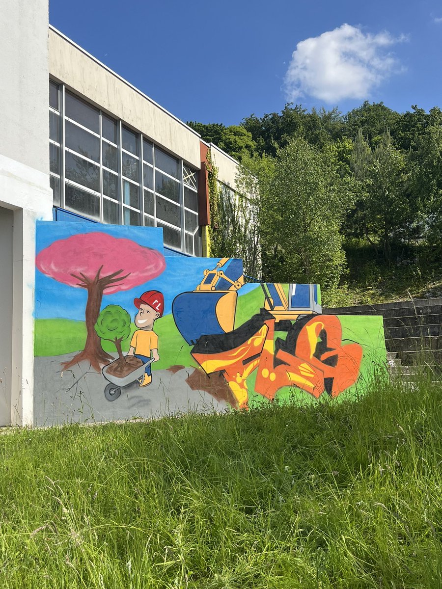 Les élèves du CVL embellissent le théâtre de verdure du lycée.
Merci à M.Humbert pour l’encadrement .