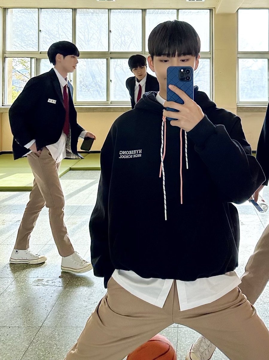 CIX_twt's tweet photo. CIX 컴백했어요! 
많은 관심과 사랑 부탁드려용🤭
병곤진영용희현석승훈

#CIX #FIX #승훈 #김승훈 #내편들 #KIMSEUNGHUN #SEUNGHUN #スンフン https://t.co/qk6t4DdHUE