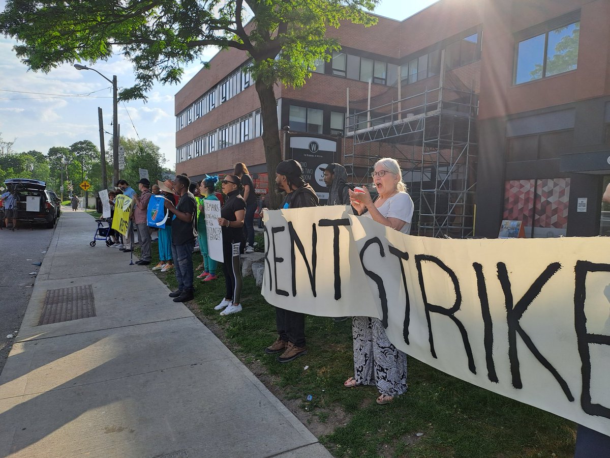 YSWtenants's tweet image. 33 King Street RENT STRIKE started today! 

Hundreds of tenants are withholding rent from their landlord Dream, who has been increasing rents 3 times higher than rent control. 

Even during the pandemic rent freeze in 2021, Dream increased rents by 3% in the building