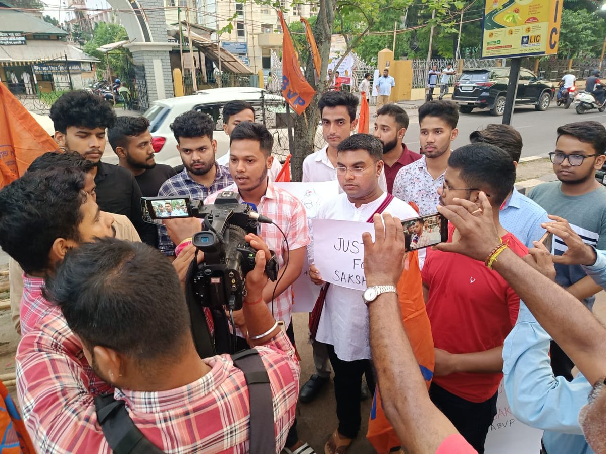 ABVPAssam's tweet photo. অখিল ভাৰতীয় বিদ্যাৰ্থী পৰিষদ,গুৱাহাটী মহানগৰ শাখাই দিল্লীৰ চাহাবাদ অঞ্চলত নাবালিকা সাক্ষীৰ নৃশংস হত্যাৰ বিৰুদ্ধে প্ৰতিবাদ সাব্যস্ত কৰে আৰু ভৱিষ্যতে যাতে এনেকুৱা ঘটনাৰ পুনৰাবৃত্তি নহয় তাৰ বাবে চৰকাৰৰ পৰা কঠোৰ পদক্ষেপৰ দাবী জনায় । 
#ABVPAssam
#JusticeForSakshi https://t.co/Eo7iO4yjfC