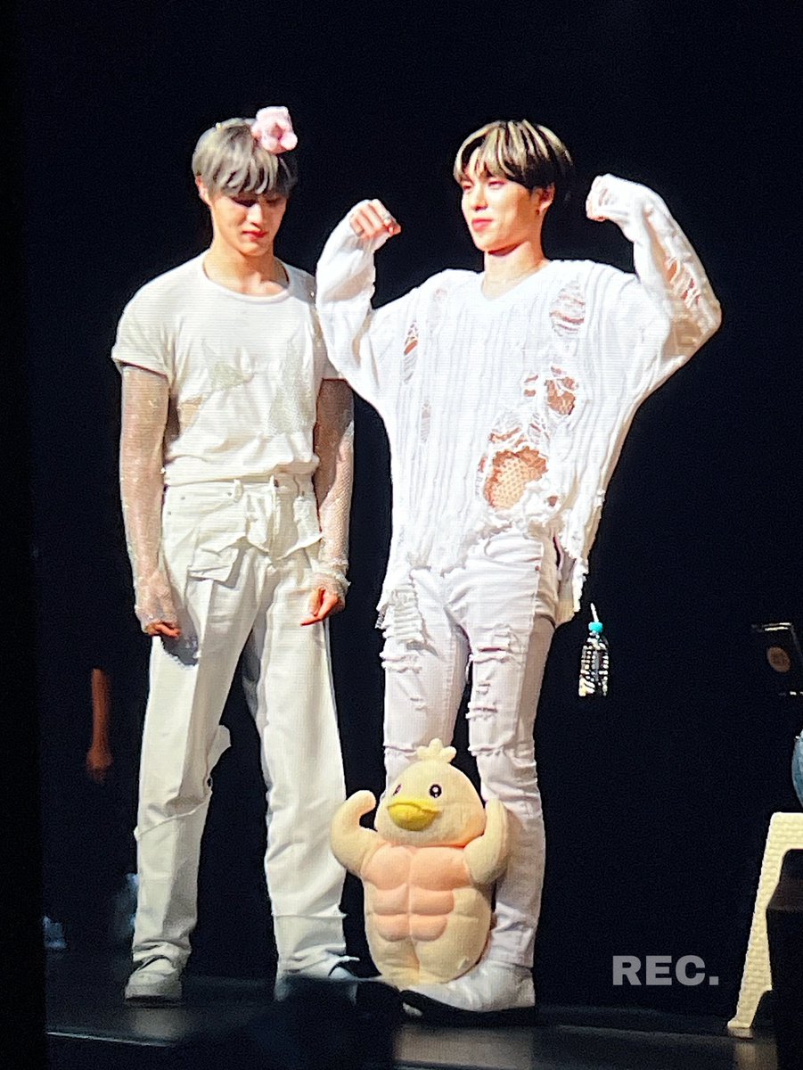 웃긴 인형 웃긴 사람

#BX #이병곤 #병곤 #CIX #SavemeKillme