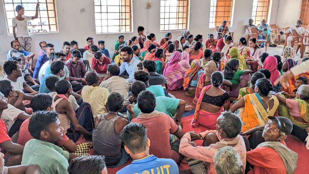 DC_Chaibasa's tweet image. ज्रेडा #सौर_ऊर्जा_नीति-22 तहत सौर #ग्राम में विद्युत आपूर्ति की गुणवत्ता में सुधार व ग्रामीण अर्थव्यवस्था में सौर को एकीकृत करके #रोजगार का अवसर प्रदान करने के निमित्त चक्रधरपुर के भरनिया में स्वनिति इनिशिएटिव व टीम द्वारा संलग्न हितधारकों एवं ग्रामीणों-
@JharkhandCMO @NITIAayog