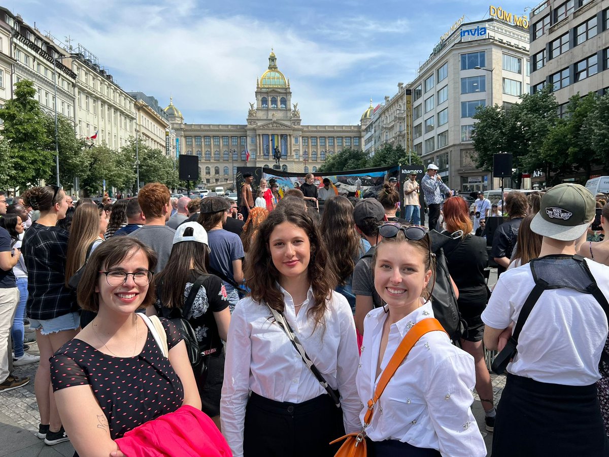 MattFieldUK's tweet photo. Z jednacích sálů rovnou na festival Khamoro. Tanečníci a tanečnice to hrozně slaynuli 💅 #period 

#AmbassadorforaDay | #JsemTuNová
@VelKanCZ | @USEmbassyPrague https://t.co/xKB3sshLKM
