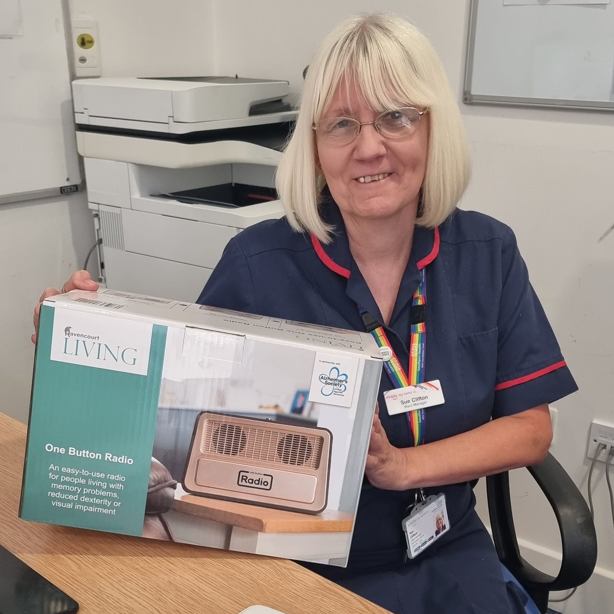 Ward Manager Sue on Longbeech 2 was delighted to take receipt of 2 x one button dementia-friendly radios 📻  happy listening 🎶  @Southern_NHSFT