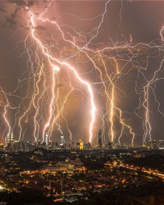 This photo of Kuala Lampur during a lightning storm is a stack of 32 shots taken over the course of 40 minutes by photographer Fendy Gan in May 2020  

[source, more photos: buff.ly/3yA6Ljz]
