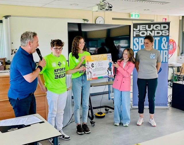 Vandaag een cheque in ontvangst mogen nemen. Leerlingen van het Sintermeertencollege Heerlen haalden met de deelname aan de Sportmarathon een heel erg mooi bedrag op van maar liefst € 5.000,-! #emmakok, ambassadeur van ons fonds kwam een optreden verzorgen voor de kanjers.