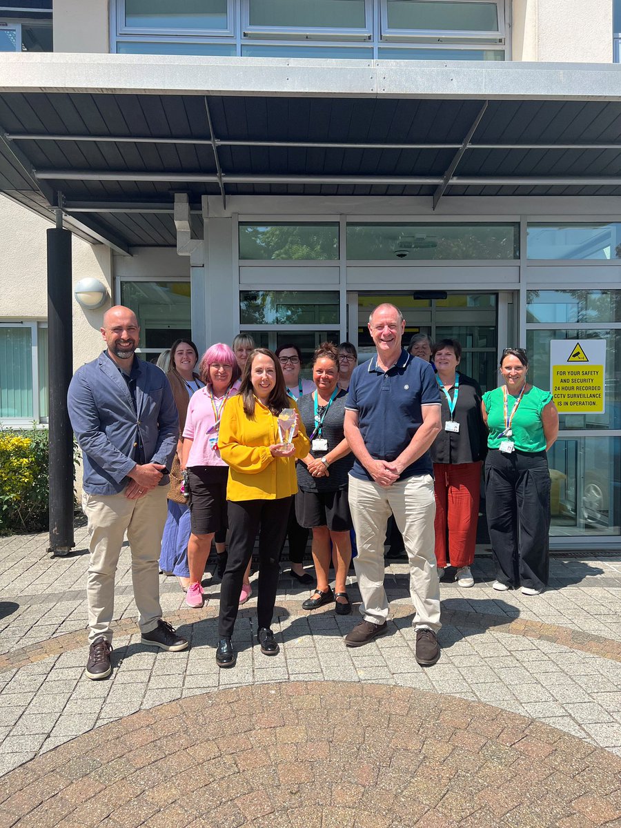 Presenting the BAFDA (brighterway annual fundraising Divisional award) to the winning brilliant <a href="/ElmleighSHFT/">Elmleigh</a> team @Southern_NHSFT