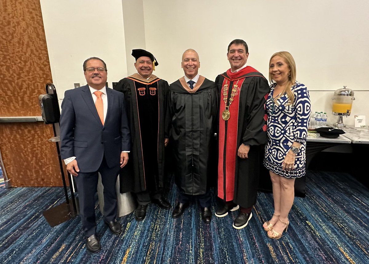 ajc9391's tweet photo. Graduación Universidad Ana G Méndez https://t.co/4JX2B4MQxv