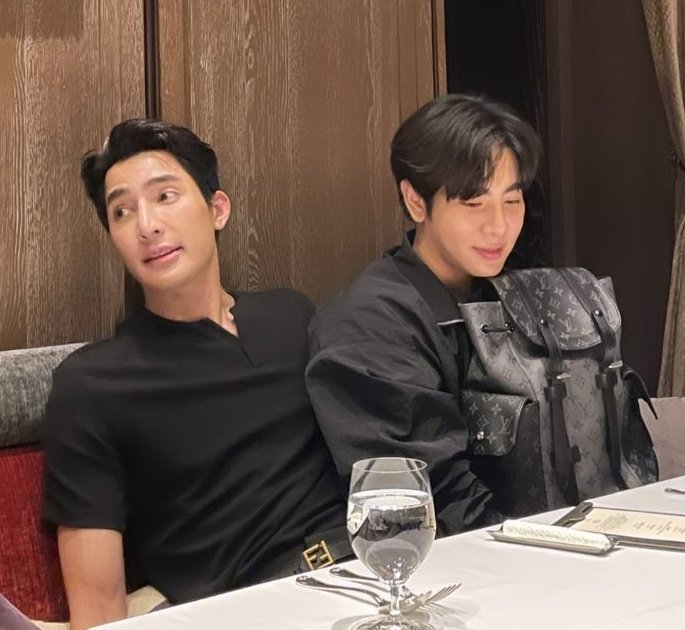 PPPOR_EM's tweet photo. ดิฉันว่ามันคุ้นๆนะคะหัวหน้า

#OurSkyyxBadBuddyx1000Stars #OurSkyyx1000Stars​ #EarthMix​ #เอิร์ทมิกซ์ https://t.co/bOief8wuvf