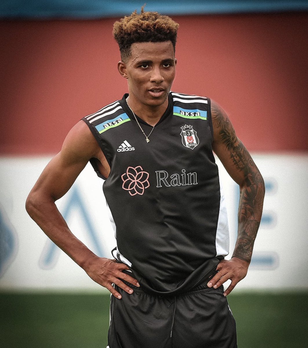 Galatasaray’a geldi, Beşiktaş şampiyon oldu.

Benfica’ya geri döndü, Porto şampiyon oldu.

Benfica’dan ayrıldı, Benfica şampiyon oldu.

Rize’ye geldi, Rizespor küme düştü.

Beşiktaş’a geldi, Galatasaray şampiyon oldu.

Rize’den ayrıldı, Rizespor 1. lige yükseldi.

Tarihin gördüğü