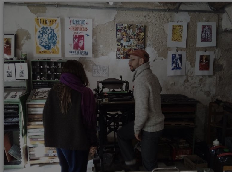 FMetamorphoses's tweet image. Lors du festival Metamorphoses vous pourrez participer à l’atelier de gravures et d’images imprimées Grafikas, situé au Labo Novo.
Le but est de transmette ce savoir-faire et de graver des souhaits de Metamorphoses souhaitées par les participantEs ☀️🍀
👉frequencemistral.com/Grafikas-un-at…