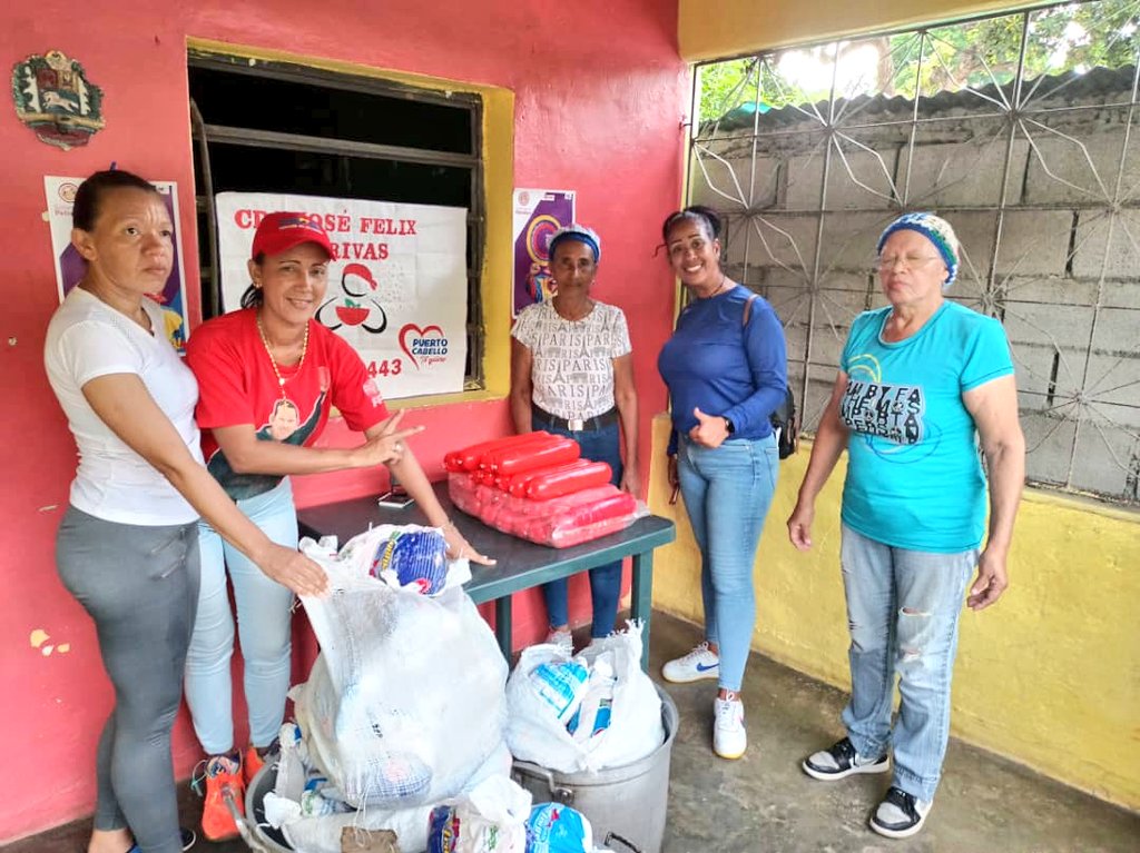 MinAlimenVen's tweet photo. #Carabobo | Casas de Alimentación del municipio Puerto Cabello, reciben la dotación habitual del Plan Proteína.

Estos templos de amor siguen siendo un puente hacia la vida para las personas víctimas de la Guerra Económica y el Bloqueo Imperial.

#IntegraciónEnLaDiversidad https://t.co/OjROLfl0PC