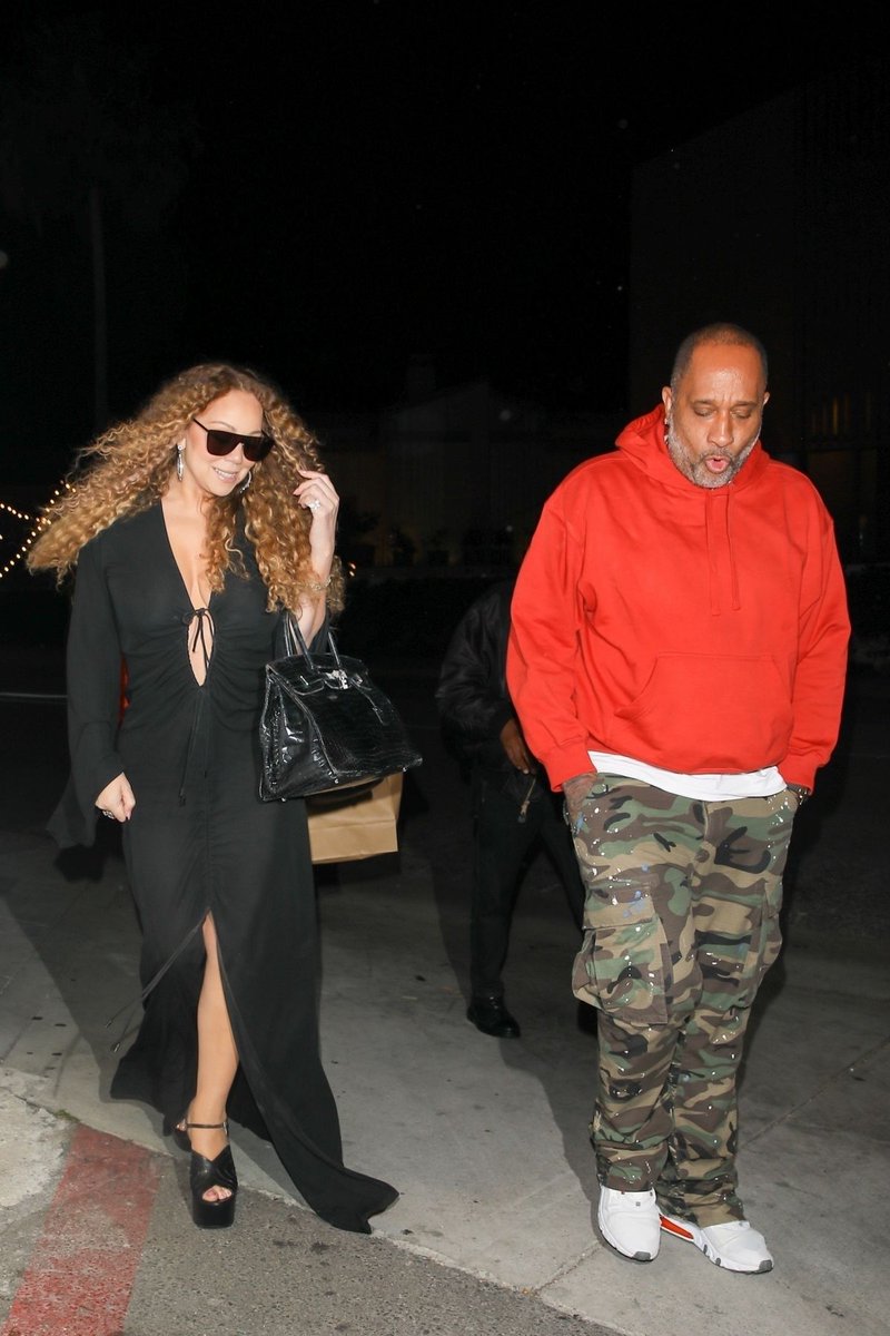 MariahTrends's tweet photo. .@MariahCarey out last night in Beverly Hills

📸: Dailymail https://t.co/BgdDohX7cF