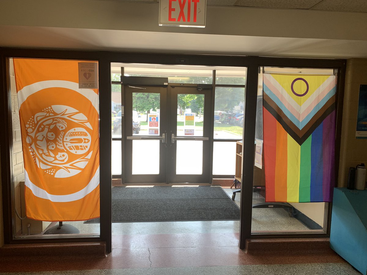 Juin est le mois national de l’histoire autochtone et le mois de la fierté!  Voici les drapeaux à l’entrée de l’école.