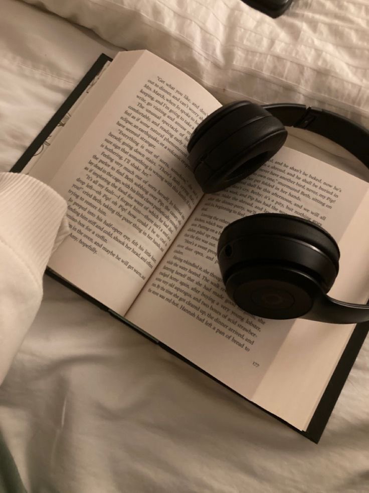 Aticodecarolina's tweet photo. “Los libros están bien o mal escritos. Eso es todo” 

 (Frases de Dorian Gray que subrayé Pt1) (foto de pinterest) https://t.co/QHYV5yrJi9