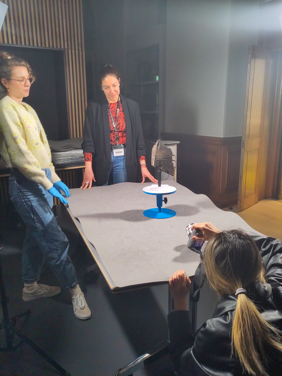 adam_p_gibson's tweet photo. Photogrammetry with @UCL_ISH data science MSc students in @UCL_Culture #objectbasedlearninglab with @SarahRVCarr https://t.co/kpDKTl8fAi https://t.co/QUhdwBQq2d