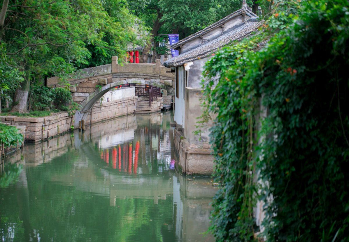 Luzhi Ancient Town is a 2500-year-old water town in the Jiangnan region, major attractions include Baosheng Temple, Ye Shengtao Memorial Hall, Jiangnan Cultural Park, etc. #jiangsu #photograph #travel #culture #historical