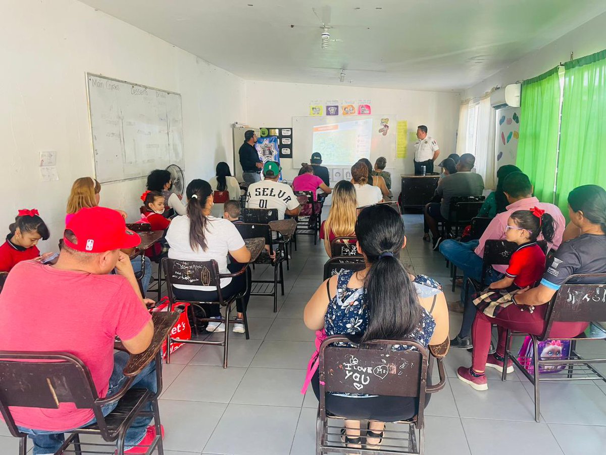 #Entérate 👮🏻‍♂️
En la Escuela España, ubicada en la calle Juan Pablos entre Matamoros y Allende, de la col. Centro, se desarrolla el Programa de Movilidad Escolar, en compañía de padres de familia y docentes.