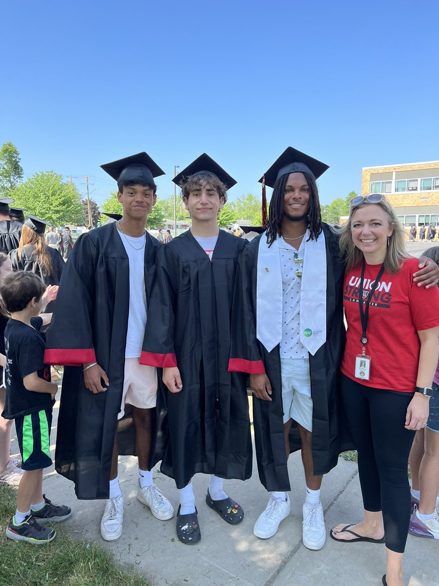 ComoParkMusic's tweet photo. It was so nice seeing former Como Parkers at today’s Grad Walk. I have great memories of you in music class. In a world where you can be anything just remember to be kind! The future is YOURS! @MollyMarcinelli @LancasterCSD https://t.co/AIz7S3ltD6