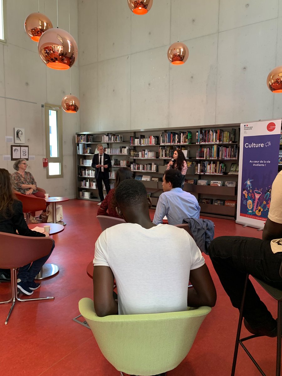 bibuvsq's tweet image. En ce moment à la #BUVersailles : remise des prix du concours « Nouvelles et BD » organisé par @CrousVersailles