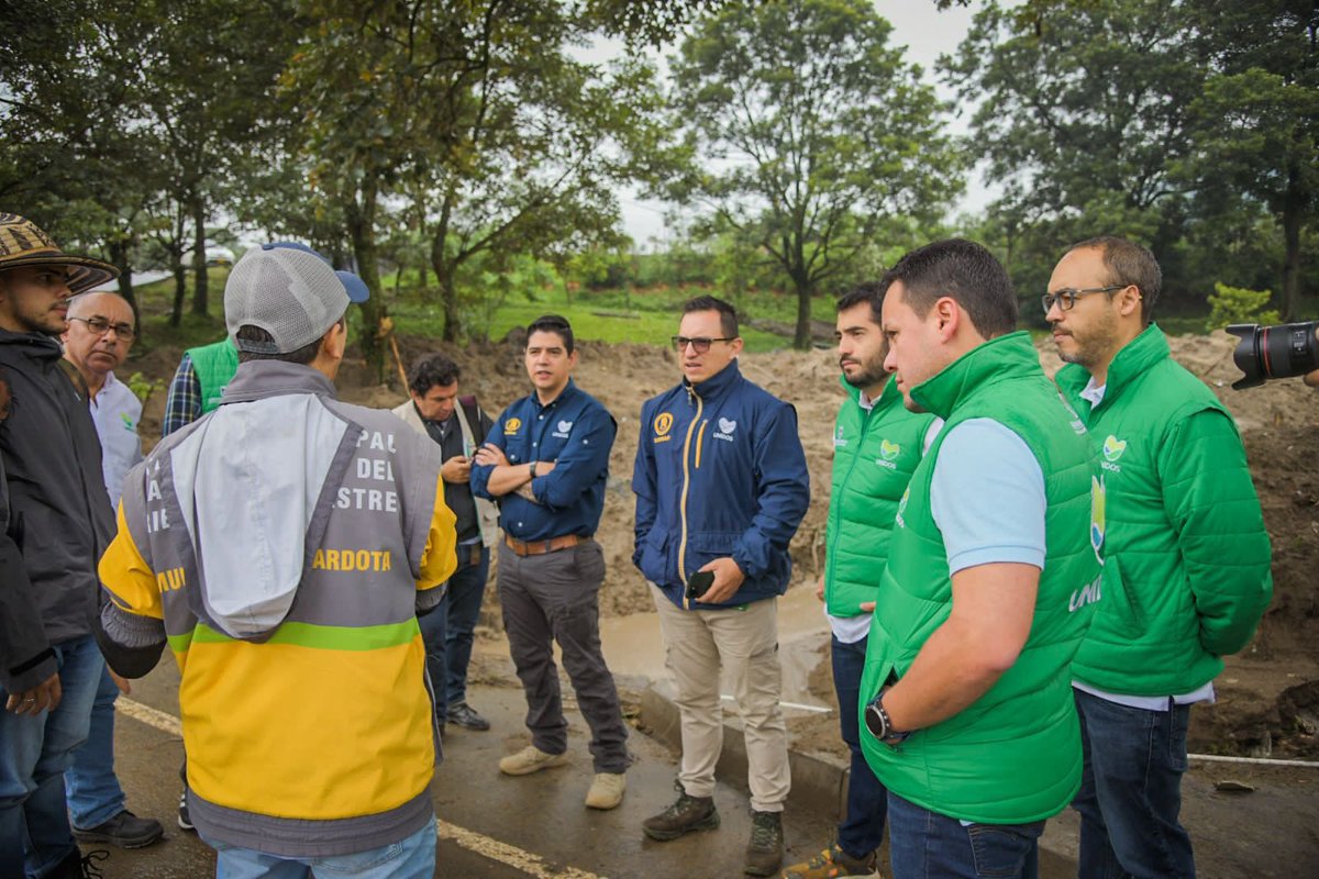DagranAntioquia's tweet photo. Presentes como @GobAntioquia en Girardota para una atención integral de la emergencia que se presentó en los últimos días. Evaluamos, se determinan acciones inmediatas y se realizará un diagnóstico completo de afectaciones. A las 3 p.m. consejo de gestión del riesgo de desastres https://t.co/JnyZcHmrlN