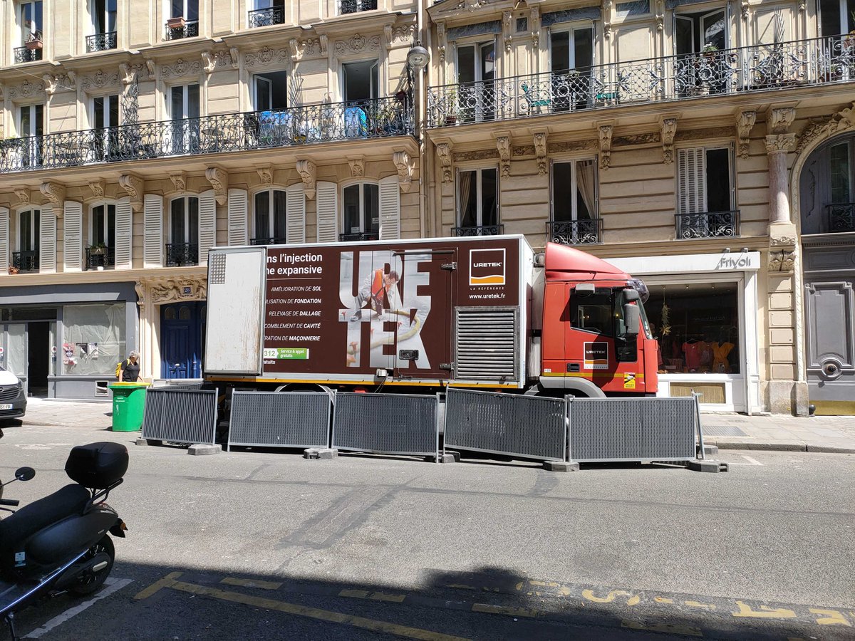WeDressFair (@wedressfair) on Twitter photo Hello <a href="/Mairie10Paris/">Mairie du 10e</a>,
On vient d'ouvrir une boutique, mais un vilain gros camion trèèèès bruyant est garé juste devant notre enseigne. 🥵😩
Si seulement il pouvait se déplacer de quelques mètres, ce serait trop sympa !
Et un beau geste pour nous souhaiter la bienvenue.😇
#Paris10 Hello <a href="/Mairie10Paris/">Mairie du 10e</a>,
On vient d'ouvrir une boutique, mais un vilain gros camion trèèèès bruyant est garé juste devant notre enseigne. 🥵😩
Si seulement il pouvait se déplacer de quelques mètres, ce serait trop sympa !
Et un beau geste pour nous souhaiter la bienvenue.😇
#Paris10