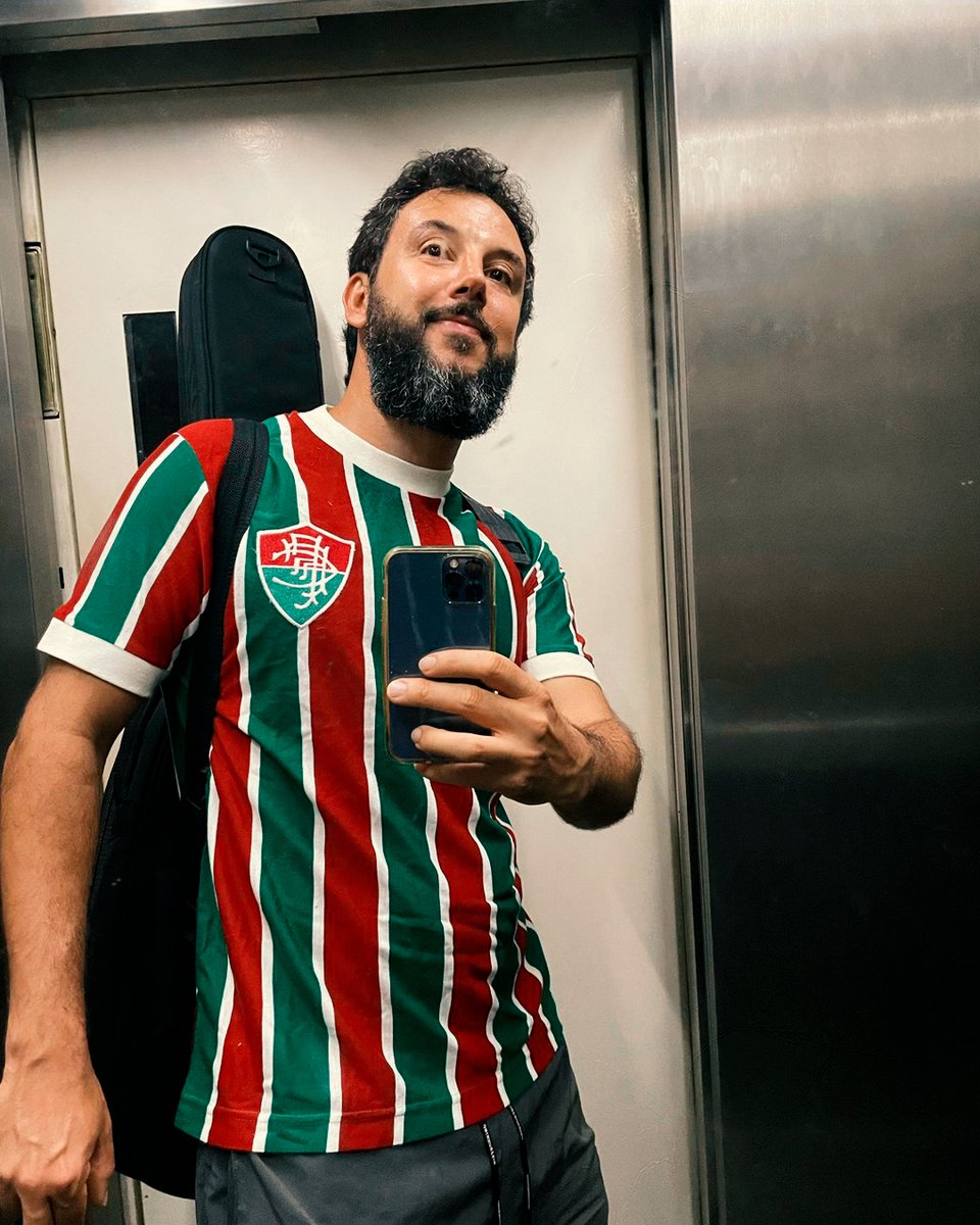 Passeando por aqui com as minhas camisetas preferidas! Preparando pra hoje alugar um apartamento na cabeça do rival... virar a chave, embalar o bonde e ficar na mão do palhaço. Que o flu jogue seu futebol arte solidário e lindo de se ver. Lembrando que hoje é dia normal!😅
