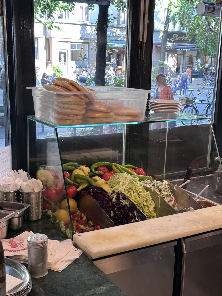 GonFerOlivia's tweet photo. En este momento en versión Döner Kebab en Hasir Schöneberg, Berlín. #dönerkebab #hasir #hasirschöneberg #berlin #Berlin https://t.co/7KqsKU46PK