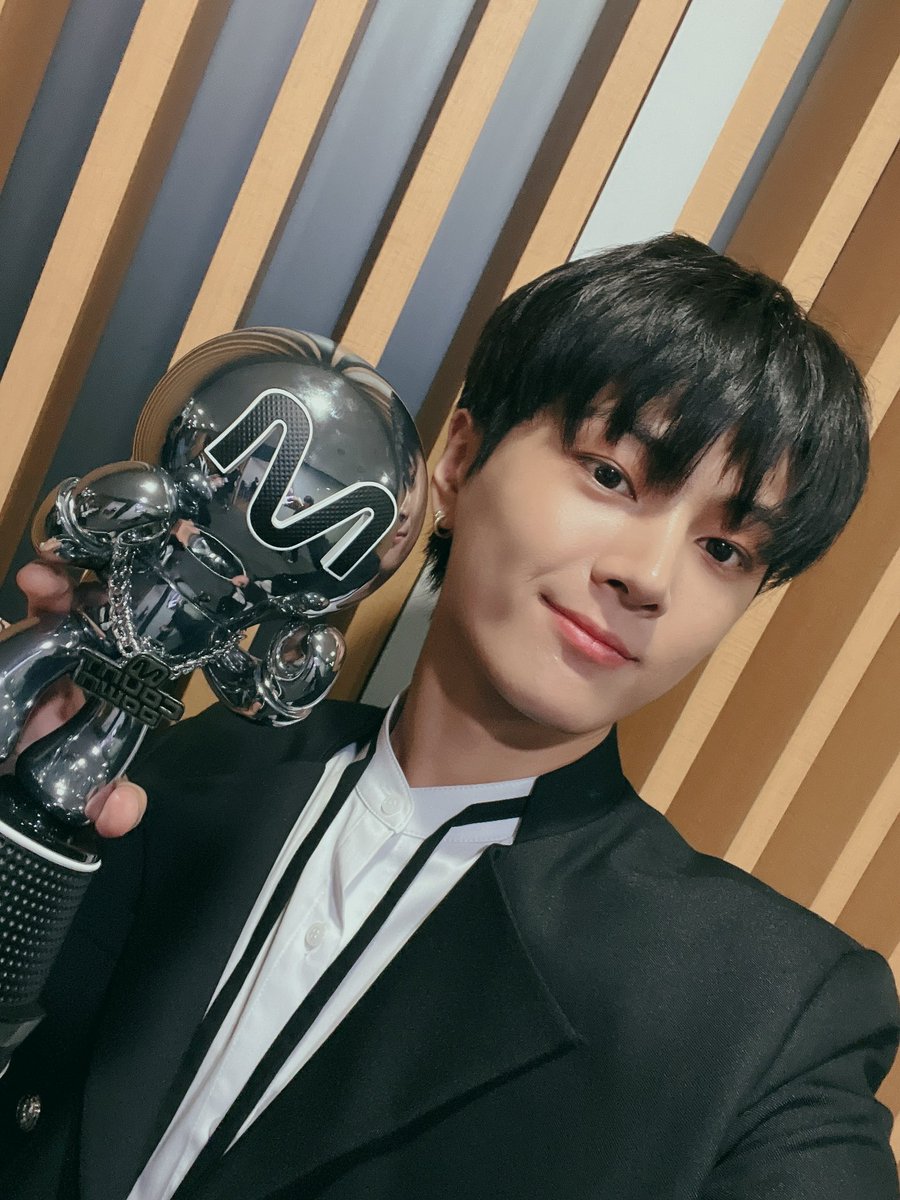 ENHYPEN_members's tweet image. 5번째 컴백만에 드디어 엠카 1위 🔥
다 엔진 덕분이에요ㅠㅜ
남은 활동도 화이팅!! ❤️

#BiteMe #DARKBLOOD #JAY #ENHYPEN