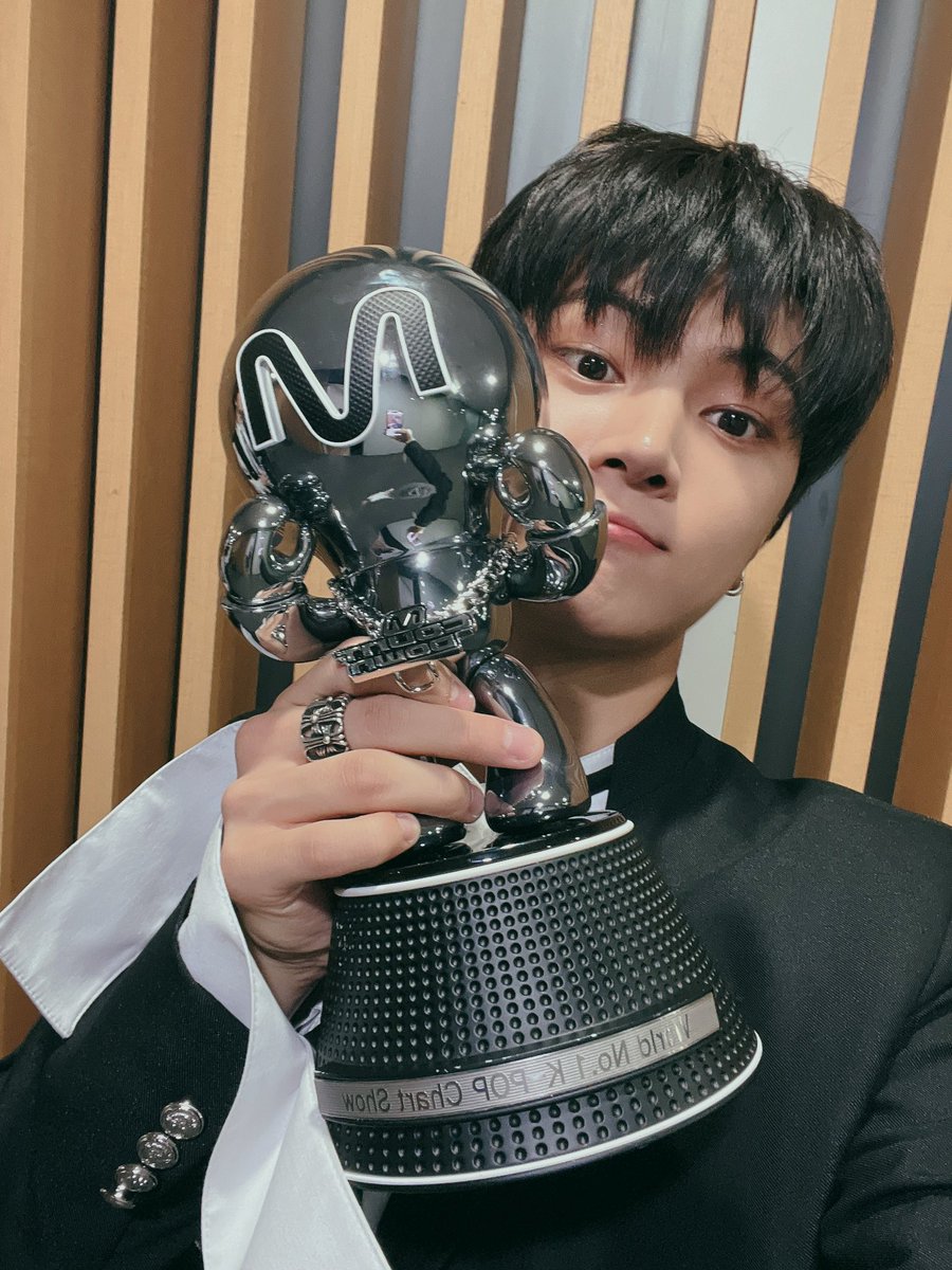 ENHYPEN_members's tweet image. 5번째 컴백만에 드디어 엠카 1위 🔥
다 엔진 덕분이에요ㅠㅜ
남은 활동도 화이팅!! ❤️

#BiteMe #DARKBLOOD #JAY #ENHYPEN