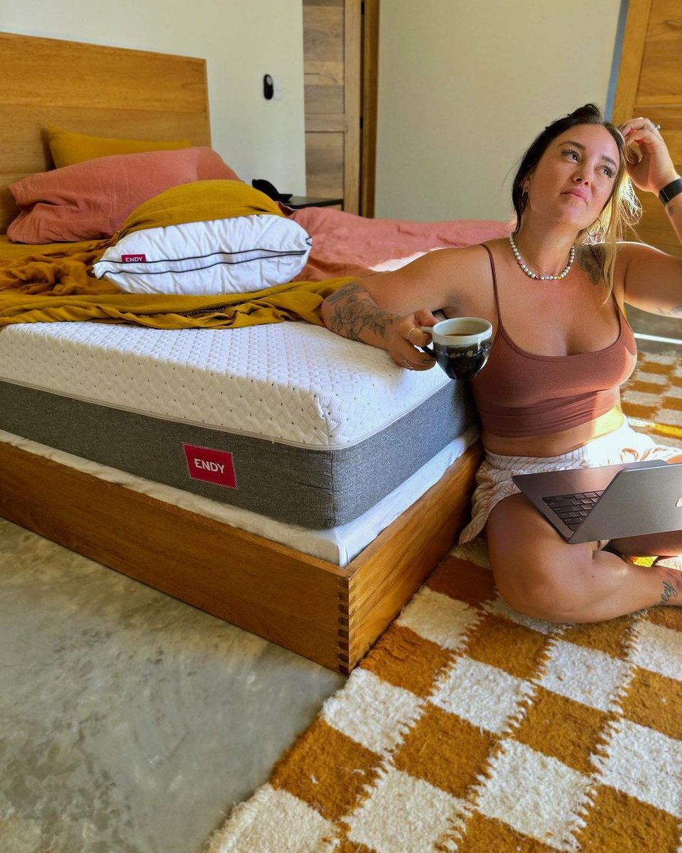 Lazy mornings, warm sunlight, and cozy vibes. 🌞

(@basicbadmom via IG)