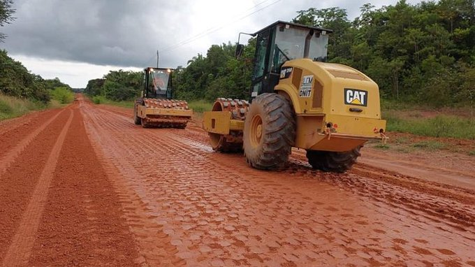 BRASIL - As equipes do DNIT trabalham na regularização do sub-leito e preparo das camadas de revestimento primário, além da limpeza da faixa de domínio no km 513 da BR-319/RO.