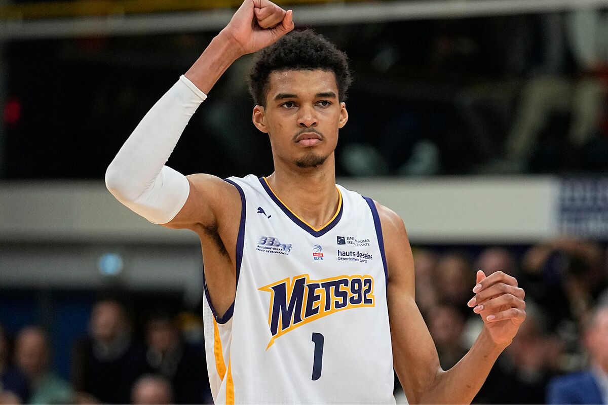 phenomnetwork_'s tweet photo. Projected 2023-24 Lineup:

STARTERS:
Tre Jones
Devin Vassell
Keldon Johnson
Jeremy Sochan
Victor Webanyama

BENCH:
Devonte Graham
Romeo Langford
Doug McDermott
Malakai Branham
Keita Bates-Diop https://t.co/XO6JPUGI6T