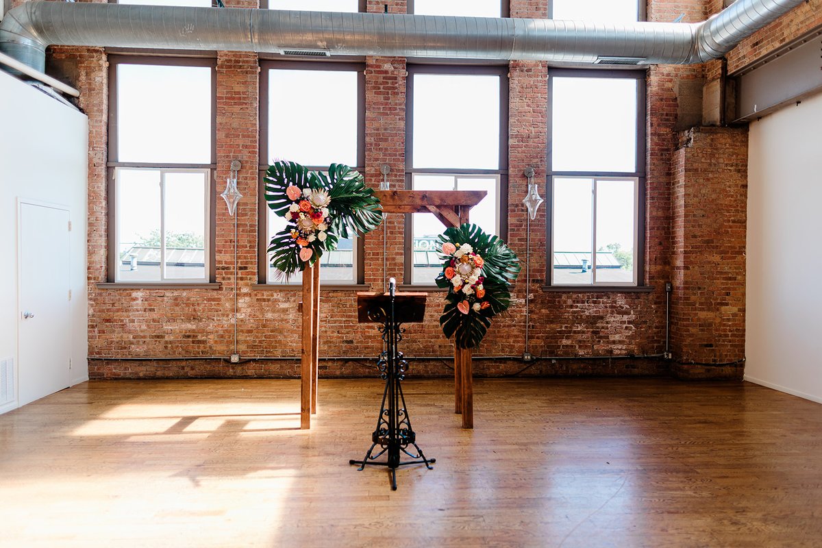 Sun's out, palm's out! ☀️🌿🌺

📸 Fox & Ivory Photography

#kitchenchicago #sharedkitchen #chicagoeventvenue #weddingflowers #weddingceremony #altar #weddingdecor