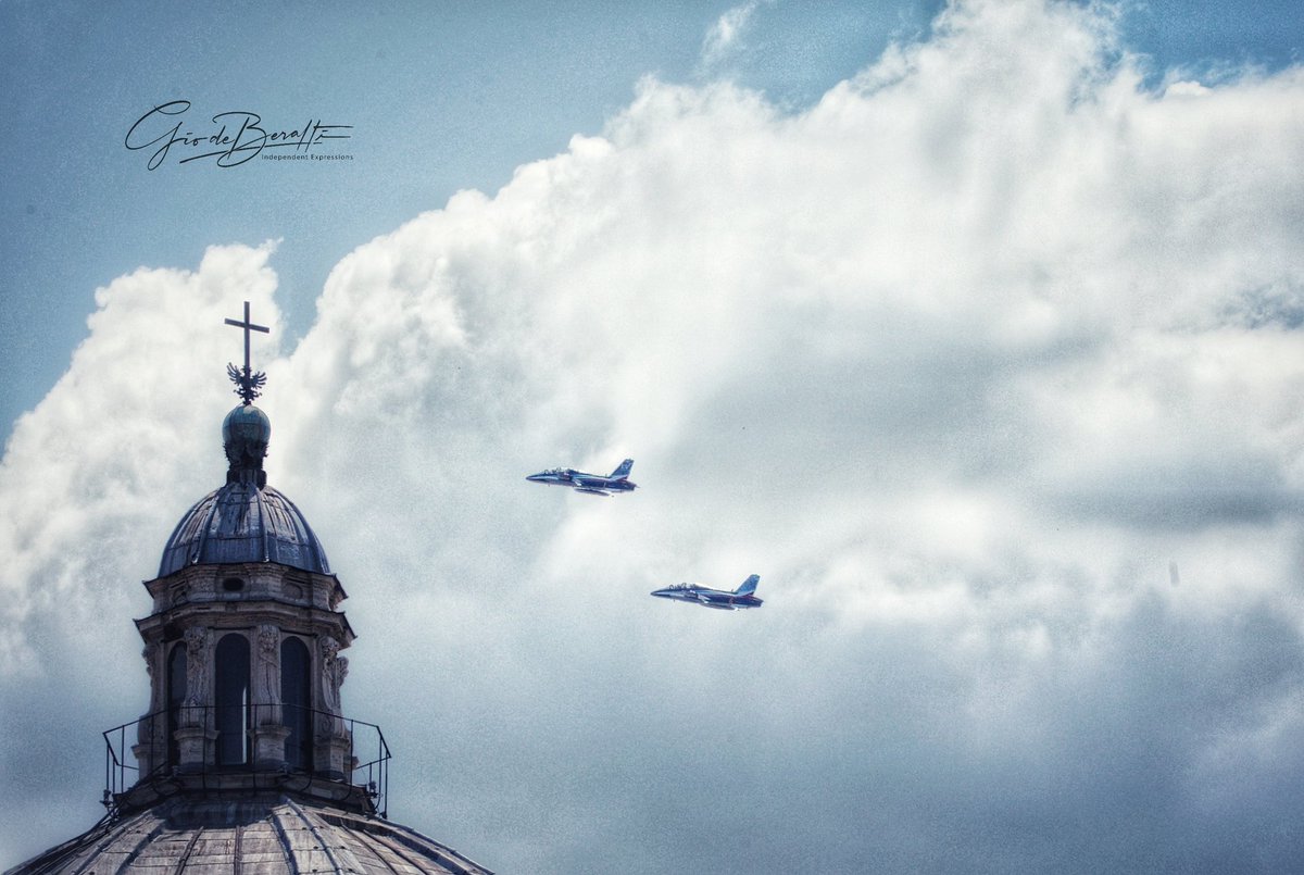 GBeralti's tweet photo. Dettagli che fanno da cornice ad un evento. @Roma @ItalianAirForce @FrecceTricolori #santamariamaggiore #sorvolo #roma
#cloudly #giodeberaltiphoto https://t.co/wkJuVI1WCe