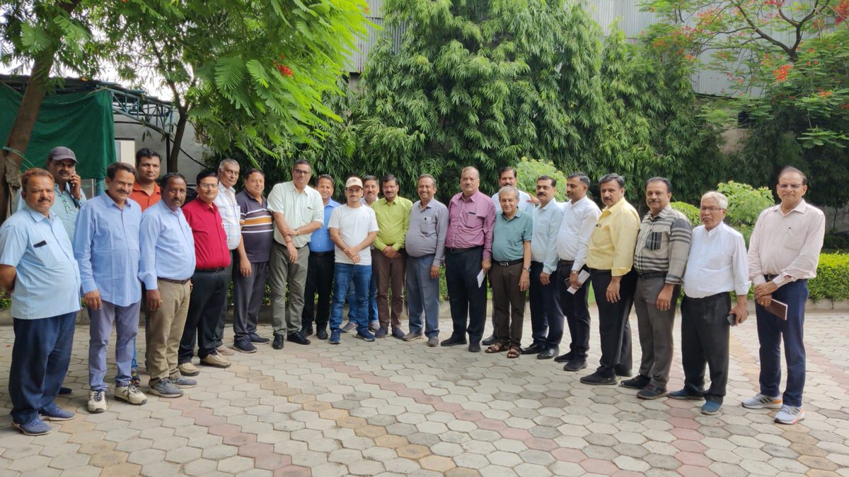 MPCCIGWL's tweet photo. MPCCI का नवाचार
मप्र चैम्बर ऑफ़ कॉमर्स द्वारा ओधोगिक क्षेत्र की
समस्याओ के निराकरण के लिए नवाचार करके
प्रारम्भ किया गया पड़ाव चैम्बर
के बढ़ते कदम
निगमायुक्त श्री हर्ष सिंह MPCCI के अनुरोध पर पहुंचे टीम के साथ महाराजपुरा ओधोगिक क्षेत्र , दिए आवश्यक निर्देश, कार्य प्रारंभ https://t.co/0zbiApDA9V