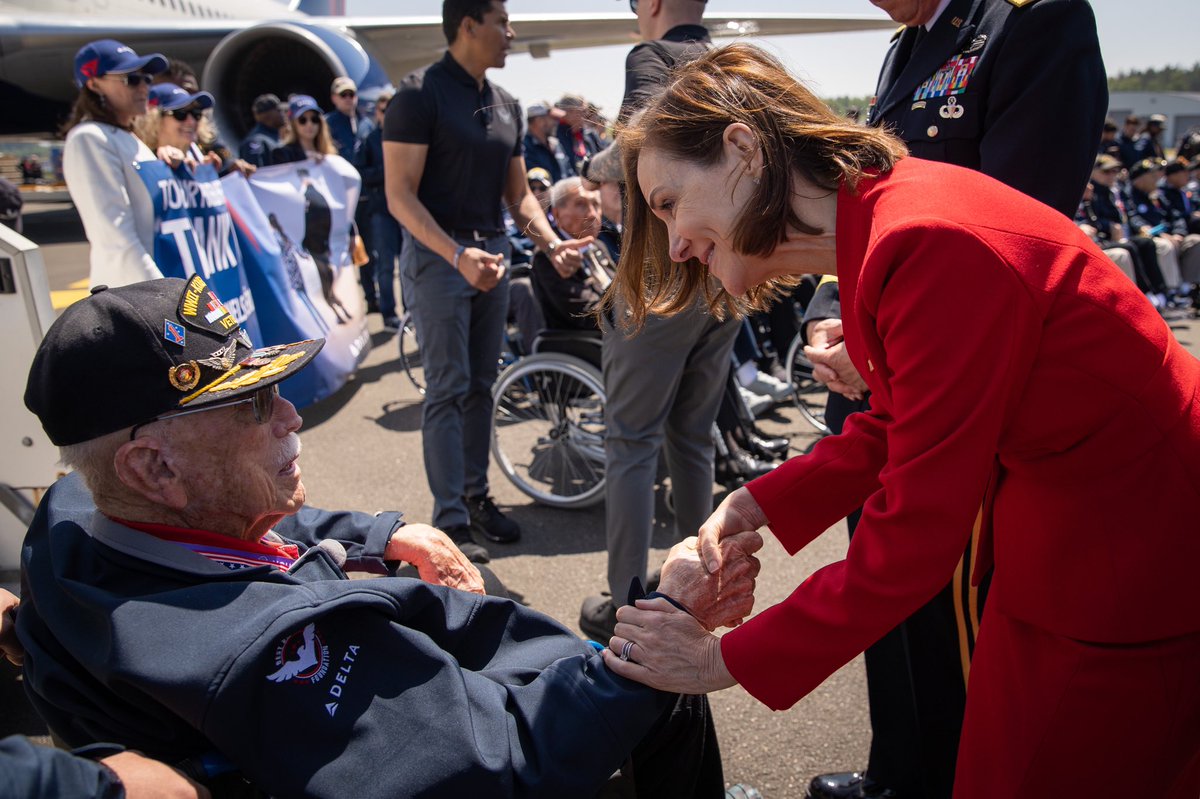 Très émue d’accueillir les vétérans 🇺🇸 de retour à <a href="/DeauvilleFr/">Deauville</a> pour le 79e anniversaire du #Débarquement. Vous avez combattu pour notre liberté et nous vous en sommes éternellement reconnaissants 🙏. C'est un grand honneur de vous retrouver en 🇫🇷. #Dday79 #NoublionsJamais