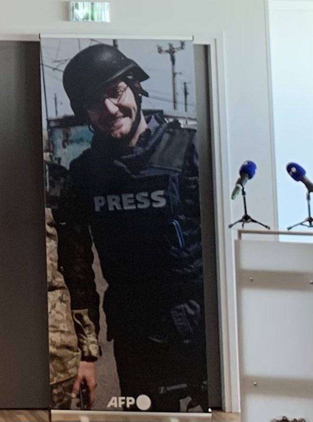 Après ses obsèques à Rennes, poignant hommage ce jeudi à Arman Soldin au siège de l’<a href="/AFP/">AFP News Agency</a> <a href="/afpfr/">Agence France-Presse</a>. Sa mort si jeune sur la ligne de front en Ukraine nous rappelle le respect que nous devons à celles et ceux qui défendent le honneur du journalisme face à son pire défi, la guerre 1/2