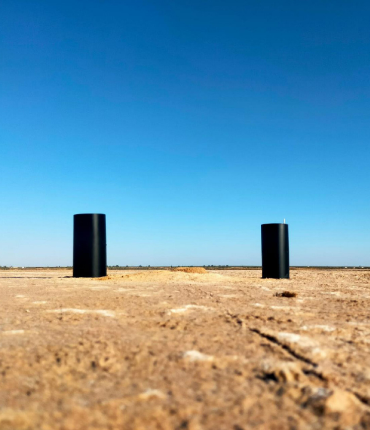 1/9 Hormigas del desierto y monolitos negros

Las hormigas del desierto son famosas por la forma en la que se orientan (ej. cuentan los pasos que dan). Ahora se ha descubierto que construyen estructuras para orientarse (paper) cell.com/current-biolog… por @Freirilia y <a href="/mknaden1/">Markus Knaden</a>