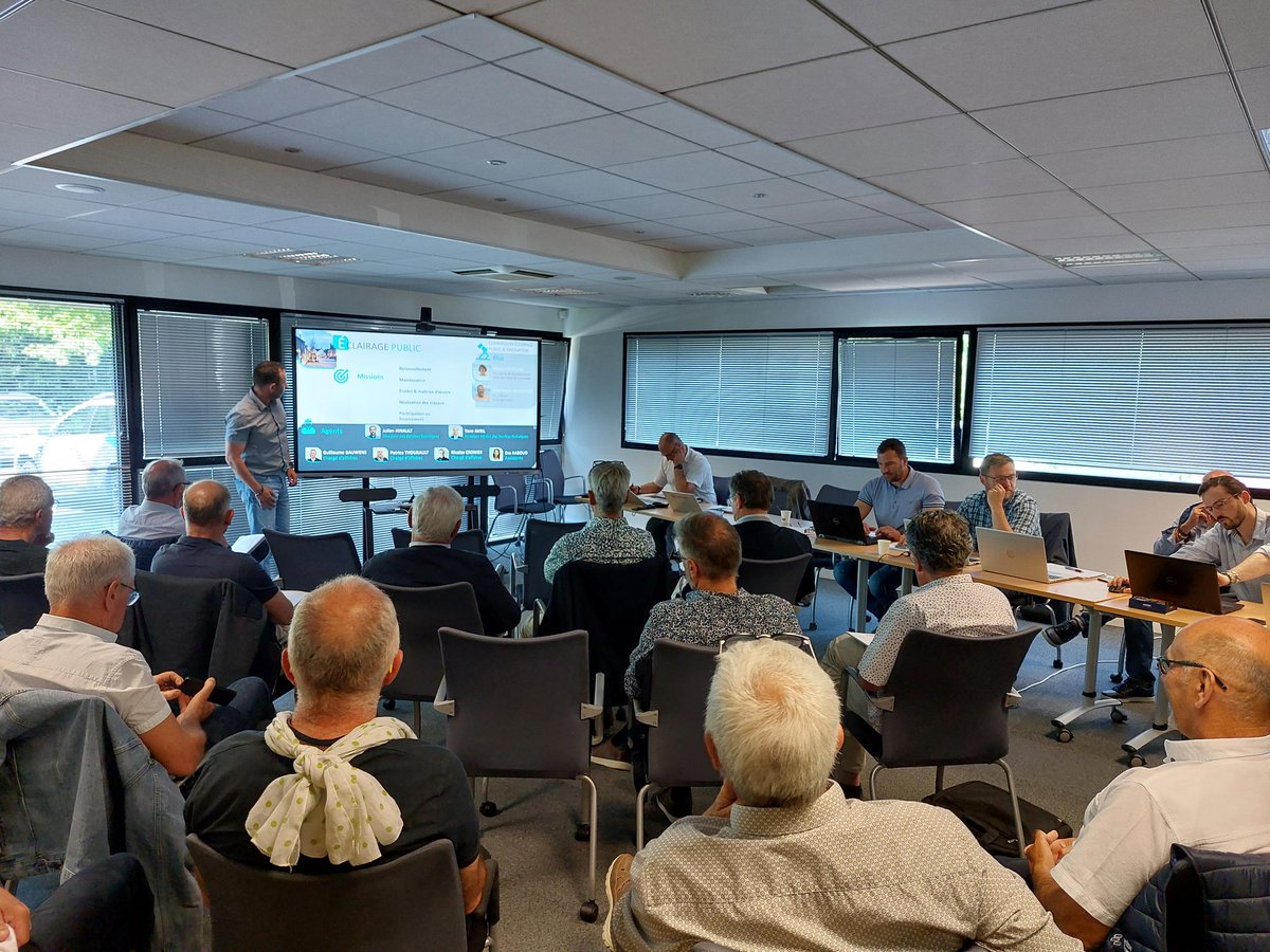 Energie_Mayenne's tweet photo. Ce matin Territoire @Energie_Mayenne  recevait les maires, délégués TEM &amp; référents techniques des communes urbaines pour présenter les missions du syndicat et la programmation des travaux 2023.

👉RDV le 6 juin 2023 Rencontre avec les élus de @Laval_la_Ville https://t.co/N2tHepv6F8
