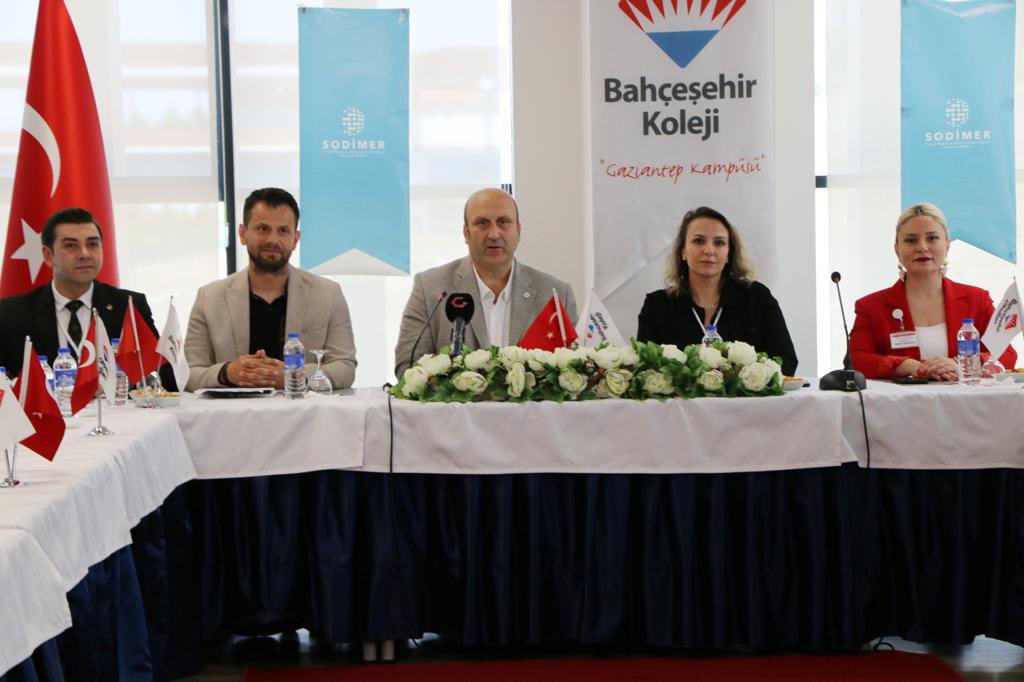 BahcesehirGA's tweet photo. “Olağanüstü Haller Pedagojisi Çalıştayı’nın üçüncüsü Gaziantep'te düzenlendi”

👉🏻 https://t.co/HnO1nXj5RW… https://t.co/zKmBBhHRIA