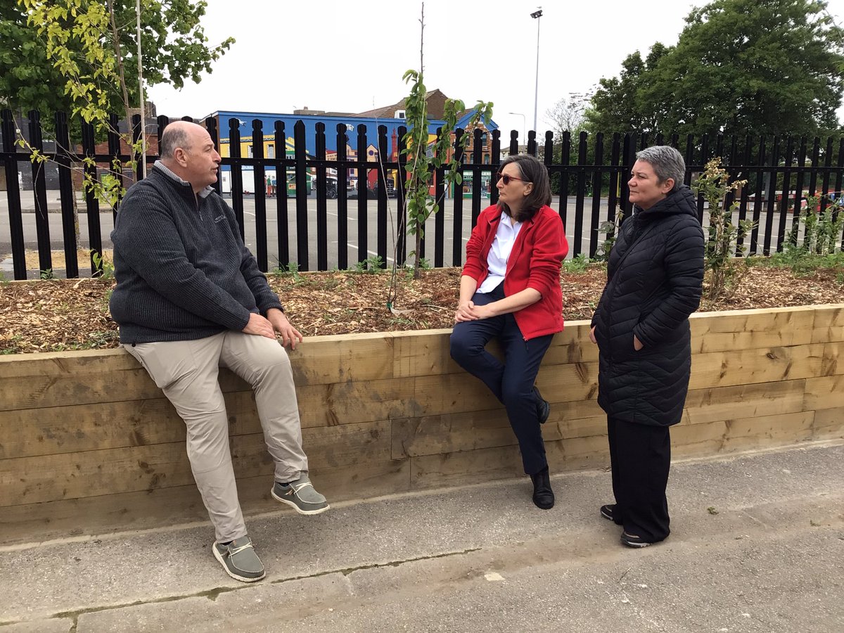 NELincsChaplain's tweet photo. It was great yesterday to welcome @Dougthegardener to the new #CommunityGarden in Garibaldi street car park, to show him what’s been done, to hear his thoughts, and to have a discussion about how we might go forward with ideas to #GrowCookShare in #NELincs
#CommunityGrowingNEL https://t.co/IAz5f9aLYb